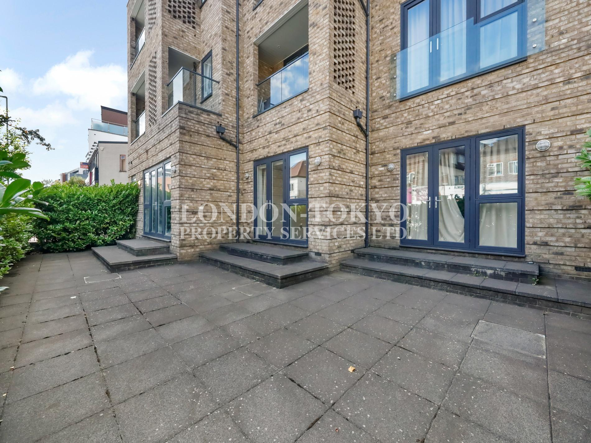 Swan Court, Golders Green Road NW11 :: London-Tokyo Property Service